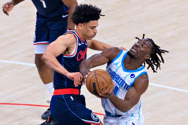 January 12, 2026, Inglewood, California, USA: Sion James 4 of the Charlotte Hornets is blocked by Kobe Sanders 4 of the Los Angeles Clippers in a 2025 NBA, Basketball Herren, USA regular season game on Monday January 12, 2026 at Intuit Dome Arena in Inglewood, California. JAVIER ROJAS PI Inglewood USA - ZUMAp124 20260112_zaa_p124_066 Copyright: xJavierxRojasx