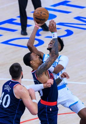 January 12, 2026, Inglewood, California, USA: John Collins 20 of the Los Angeles Clippers fouls Brandon Miller 24 of the Charlotte Hornets as he goes for a shot in a 2025 NBA, Basketball Herren, USA regular season game on Monday January 12, 2026 at Intuit Dome Arena in Inglewood, California. JAVIER ROJAS PI Inglewood USA - ZUMAp124 20260112_zaa_p124_067 Copyright: xJavierxRojasx