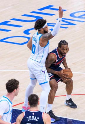 January 12, 2026, Inglewood, California, USA: Miles Bridges 0 of the Charlotte Hornets defends against Kawhi Leonard 2 of the Los Angeles Clippers in a 2025 NBA, Basketball Herren, USA regular season game on Monday January 12, 2026 at Intuit Dome Arena in Inglewood, California. JAVIER ROJAS PI Inglewood USA - ZUMAp124 20260112_zaa_p124_071 Copyright: xJavierxRojasx