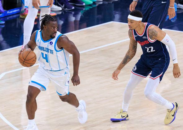 January 12, 2026, Inglewood, California, USA: Sion James 4 of the Charlotte Hornets looks to get past Jordan Miller 22 of the Los Angeles Clippers in a 2025 NBA, Basketball Herren, USA regular season game on Monday January 12, 2026 at Intuit Dome Arena in Inglewood, California. JAVIER ROJAS PI Inglewood USA - ZUMAp124 20260112_zaa_p124_079 Copyright: xJavierxRojasx