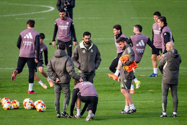 Real Madrid Training Session and press conference, PK, Pressekonferenz Alvaro Arbeloa (C), Head Coach of Real Madrid, is seen rounded by his players during the Real Madrid training session ahead of the Copa del Rey match against Albacete BalompiŽ at Ciudad Real Madrid on January 13, 2026 in Madrid, Spain. Valdebebas Ciudad Real Madrid Madrid Spain Copyright: xAlbertoxGardinx AGardin_20260113_Real_Madrid_Training_0206