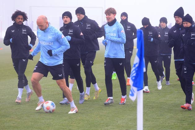 DEU, DFL, 2 FBL Hertha BSC, Training, 13 01 2026, Sportforum, Berlin, DEU, DFL, 2 FBL Hertha BSC, Training, im Bild Hertha Spielerkreis, warm-up, Aufwaermtraining DFL regulations prohibit any use of Photographs as image sequences and or quasi video nordphotoxGmbHx xEngler nph00076