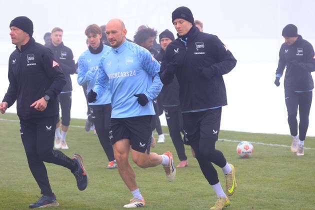 DEU, DFL, 2 FBL Hertha BSC, Training, 13 01 2026, Sportforum, Berlin, DEU, DFL, 2 FBL Hertha BSC, Training, im Bild Hertha Spielerkreis, warm-up, Aufwaermtraining, Toni Leistner Hertha BSC Berlin 37 , Luca Schuler Hertha BSC Berlin 18 DFL regulations prohibit any use of Photographs as image sequences and or quasi video nordphotoxGmbHx xEngler nph00076