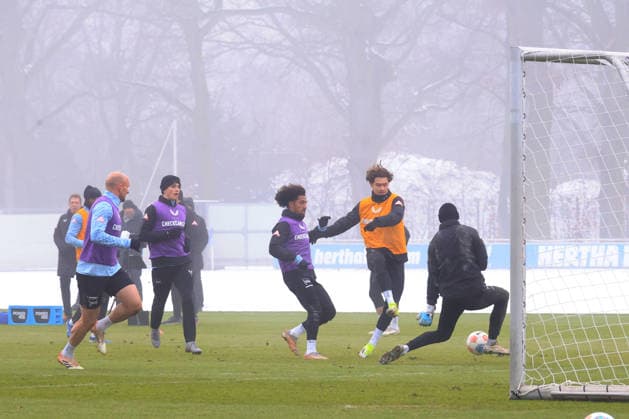 DEU, DFL, 2 FBL Hertha BSC, Training, 13 01 2026, Sportforum, Berlin, DEU, DFL, 2 FBL Hertha BSC, Training, im Bild Hertha Spielerkreis, Linus Gechter Hertha BSC Berlin 44 ,Toni Leistner Hertha BSC Berlin 37 , Marten Winkler Hertha BSC Berlin 22 , DFL regulations prohibit any use of Photographs as image sequences and or quasi video nordphotoxGmbHx xEngler nph00076