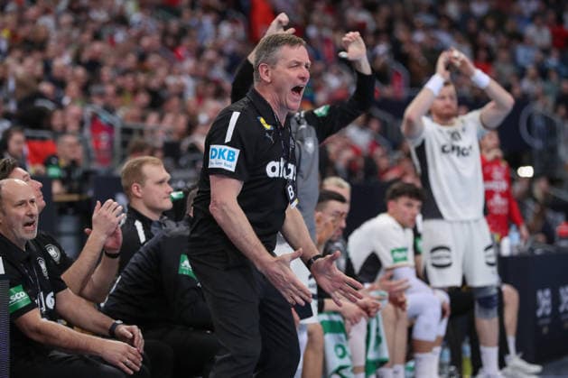 11 01 2026, xgox, handball, international match, Germany Croatia emspor, v l Alfred Gislason Germany, coach gives instructions, gesticulates with arms, gives instructions Hannover