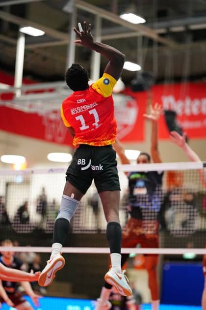 John Obi 11 BADEN VOLLEYS SSC Karlsruhe smashes the ball at the net John Obi 11 BADEN VOLLEYS SSC Karlsruhe smashes the ball at the net Copyright: xspeedshotx
