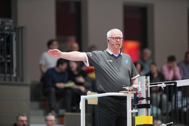 Game scene with referee at the net Referee signals at the net Copyright: xspeedshotx