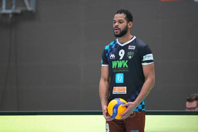 Game scene with Gustavo Oscar Bryan Avila 9 WWK Volleys Herrsching holding the ball Gustavo Oscar Bryan Avila 9 WWK Volleys Herrsching with ball Copyright: xspeedshotx