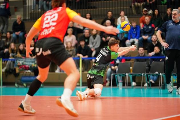 Game scene with Jackson Holland 4 BADEN VOLLEYS SSC Karlsruhe and 22 WWK Volleys Herrsching Jackson Holland 4 BADEN VOLLEYS SSC Karlsruhe in defensive action Copyright: xspeedshotx