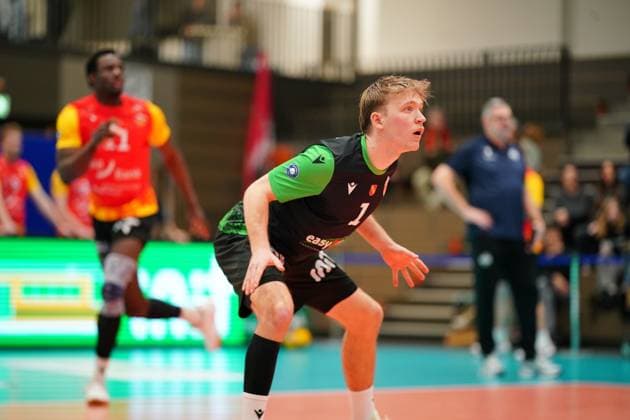 Game scene with Mika Ahmann 1 BADEN VOLLEYS SSC Karlsruhe in defensive position Libero Mika Ahmann 1 BADEN VOLLEYS SSC Karlsruhe in action Copyright: xspeedshotx