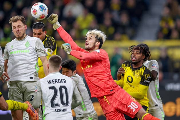 13.01.2026, Fußball, Borussia Dortmund - SV Werder Bremen,, 1. Fußball Bundesliga, 17. Spieltag, Signal Iduna Park, Saison 2025 2026: Torwart Mio Backhaus (SV Werder Bremen 30) verteidigt Eckball im Strafraum gegen Ramy Bensebaini (BVB 05) DFB regulations prohibit any use of photographs as image sequences and or quasi-video. Nordrhein-Westfalen Deutschland *** 13 01 2026, Soccer, Borussia Dortmund SV Werder Bremen,, 1 Soccer Bundesliga, 17 Matchday, Signal Iduna Park, Season 2025 2026 Goalkeeper Mio Backhaus SV Werder Bremen 30 defends corner kick in penalty area against Ramy Bensebaini BVB 05 DFB regulations prohibit any use of photographs as image sequences and or quasi video Nordrhein Westfalen Germany