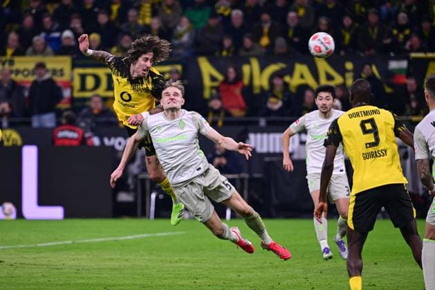 Sport Bilder des Tages Fabio Silva 21 (Borussia Dortmund) im Zweikampf mit Amos Pieper 5 (SV Werder Bremen), Borussia Dortmund vs. SV Werder Bremen, Fussball, 1. Bundesliga, 17. Spieltag, 13.01.2026 DFB regulations prohibit any use of photographs as image sequences and or quasi-video Dortmund Nordrhein-Westfalen Deutschland *** Fabio Silva 21 Borussia Dortmund in duel with Amos Pieper 5 SV Werder Bremen , Borussia Dortmund vs SV Werder Bremen, Soccer, 1 Bundesliga, 17 Matchday, 13 01 2026 DFB regulations prohibit any use of photographs as image sequences and or quasi video Dortmund Nordrhein Westfalen Germany Copyright: xkolbert-press MarcxNiemeyerx