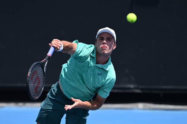 TENNIS AUSTRALIAN OPEN QUALIFYING, Arthur Fery of Great Britain in action against Bernard Tomic of Australia during a qualifying session ahead of the Australian Open tennis tournament at Melbourne Park in Melbourne, Wednesday, January 14, 2026. ( NO ARCHIVING, EDITORIAL USE ONLY MELBOURNE VICTORIA AUSTRALIA  Copyright: xJOELxCARRETTx 20260114123657416930