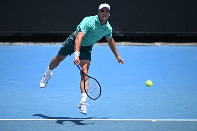TENNIS AUSTRALIAN OPEN QUALIFYING, Arthur Fery of Great Britain in action against Bernard Tomic of Australia during a qualifying session ahead of the Australian Open tennis tournament at Melbourne Park in Melbourne, Wednesday, January 14, 2026. ( NO ARCHIVING, EDITORIAL USE ONLY MELBOURNE VICTORIA AUSTRALIA  Copyright: xJOELxCARRETTx 20260114147182885164