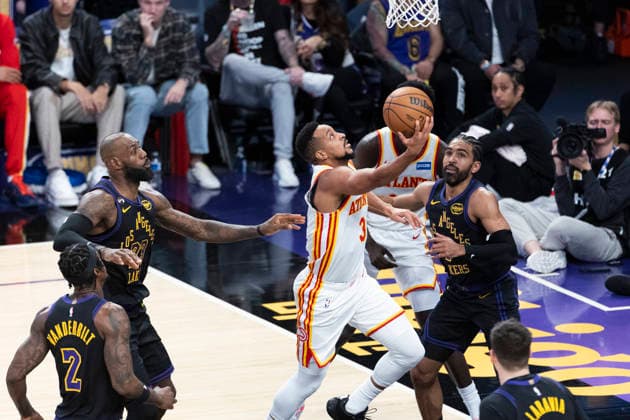 January 13, 2026, Los Angeles, California, USA: Atlanta Hawks CJ McCollum (3) goes to the basket against the Los Angeles Lakers during an NBA, Basketball Herren, USA basketball game at Crypto.com Arena on Tuesday, Jan. 13, 2026 in Los Angeles. Los Angeles USA - ZUMAc68_ 20260113_zaf_c68_002 Copyright: xRingoxChiux