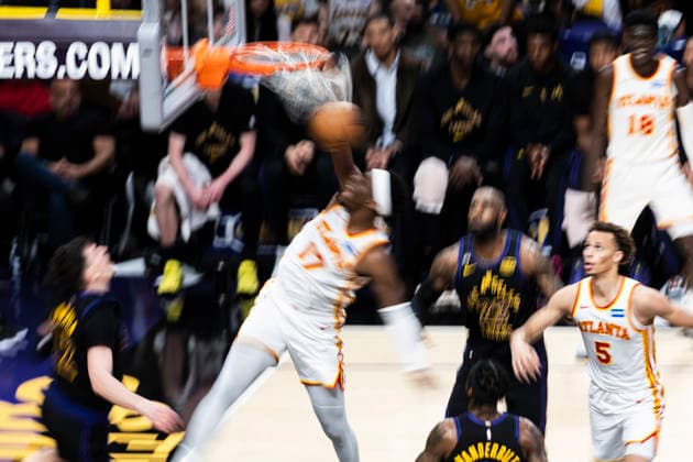 January 13, 2026, Los Angeles, California, USA: Atlanta Hawks Onyeka Okongwu (17) dunks against the Los Angeles Lakers during an NBA, Basketball Herren, USA basketball game at Crypto.com Arena on Tuesday, Jan. 13, 2026 in Los Angeles. Los Angeles USA - ZUMAc68_ 20260113_zaf_c68_070 Copyright: xRingoxChiux