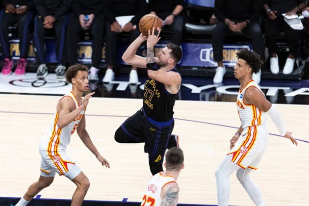 January 13, 2026, Los Angeles, California, United States: Los Angeles Lakersâ„¢ Luka Don?i? (77) shoots against the Atlanta Hawks during an NBA, Basketball Herren, USA basketball game at Crypto.com Arena on Tuesday, Jan. 13, 2026 in Los Angeles. Los Angeles United States - ZUMAs197 20260113_aaa_s197_451 Copyright: xRingoxChiux