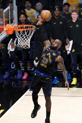 January 13, 2026, Los Angeles, California, United States: Los Angeles Lakersâ„¢ LeBron James (23) dunks against the Atlanta Hawks during an NBA, Basketball Herren, USA basketball game at Crypto.com Arena on Tuesday, Jan. 13, 2026 in Los Angeles. Los Angeles United States - ZUMAs197 20260113_aaa_s197_465 Copyright: xRingoxChiux