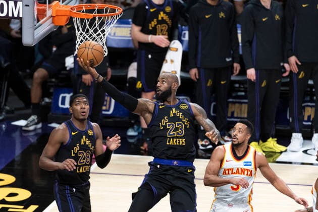 January 13, 2026, Los Angeles, California, United States: Los Angeles Lakersâ„¢ LeBron James (23) goes past Atlanta Hawks CJ McCollum (3) to the basket during an NBA, Basketball Herren, USA basketball game at Crypto.com Arena on Tuesday, Jan. 13, 2026 in Los Angeles. Los Angeles United States - ZUMAs197 20260113_aaa_s197_468 Copyright: xRingoxChiux