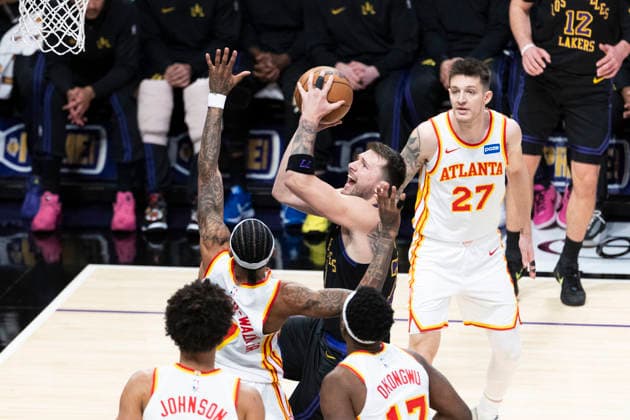 January 13, 2026, Los Angeles, California, United States: Los Angeles Lakersâ„¢ Luka Don?i? (77) shoots against Atlanta Hawks Onyeka Okongwu (17) during an NBA, Basketball Herren, USA basketball game at Crypto.com Arena on Tuesday, Jan. 13, 2026 in Los Angeles. Los Angeles United States - ZUMAs197 20260113_aaa_s197_489 Copyright: xRingoxChiux