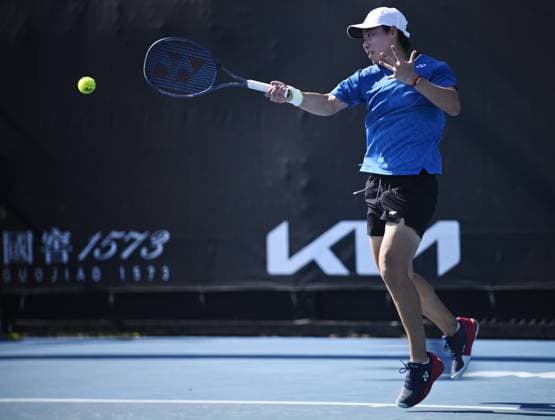 (260114) -- MELBOURNE, Jan. 14, 2026 -- Bai Zhuoxuan of China hits a return during the women s singles qualifying 2nd round match against Chloe Paquet of France at Australian Open tennis tournament in Melbourne, Australia, Jan. 14, 2026. (Photo by Xinhua) (SP)AUSTRALIA-MELBOURNE-TENNIS-AUSTRALIAN OPEN-WOMEN S SINGLES-QUALIFYING WangxShen 