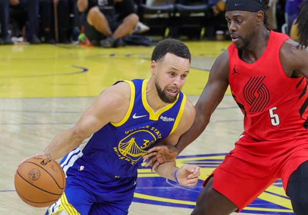 (260114) -- SAN FRANCISCO, Jan. 14, 2026 -- Golden State Warriors Stephen Curry (L) competes during the 2025-2026 NBA, Basketball Herren, USA regular season basketball game between Golden State Warriors and Portland Trail Blazers in San Francisco, the United States, Jan. 13, 2026. (Photo by Xinhua) (SP)U.S.-SAN FRANCISCO-BASKETBALL-NBA-WARRIORS VS BLAZERS DongxXudong 