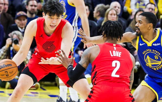 (260114) -- SAN FRANCISCO, Jan. 14, 2026 -- Portland Trail Blazers Yang Hansen (L) competes during the 2025-2026 NBA, Basketball Herren, USA regular season basketball game between Golden State Warriors and Portland Trail Blazers in San Francisco, the United States, Jan. 13, 2026. (Photo by Xinhua) (SP)U.S.-SAN FRANCISCO-BASKETBALL-NBA-WARRIORS VS BLAZERS DongxXudong 