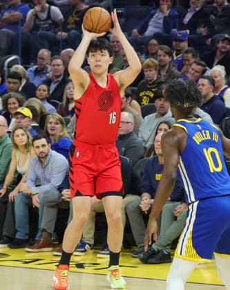 (260114) -- SAN FRANCISCO, Jan. 14, 2026 -- Portland Trail Blazers Yang Hansen (L) attempts a shot during the 2025-2026 NBA, Basketball Herren, USA regular season basketball game between Golden State Warriors and Portland Trail Blazers in San Francisco, the United States, Jan. 13, 2026. (Photo by Xinhua) (SP)U.S.-SAN FRANCISCO-BASKETBALL-NBA-WARRIORS VS BLAZERS DongxXudong 