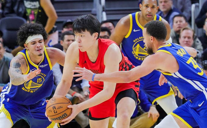 (260114) -- SAN FRANCISCO, Jan. 14, 2026 -- Portland Trail Blazers Yang Hansen (2nd L) competes during the 2025-2026 NBA, Basketball Herren, USA regular season basketball game between Golden State Warriors and Portland Trail Blazers in San Francisco, the United States, Jan. 13, 2026. (Photo by Xinhua) (SP)U.S.-SAN FRANCISCO-BASKETBALL-NBA-WARRIORS VS BLAZERS DongxXudong 