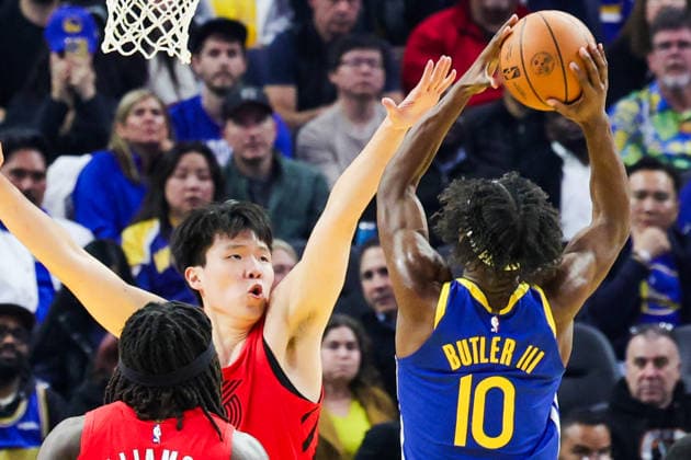 (260114) -- SAN FRANCISCO, Jan. 14, 2026 -- Golden State Warriors Jimmy Butler (R) is challenged by Portland Trail Blazers Yang Hansen during the 2025-2026 NBA, Basketball Herren, USA regular season basketball game between Golden State Warriors and Portland Trail Blazers in San Francisco, the United States, Jan. 13, 2026. (Photo by Xinhua) (SP)U.S.-SAN FRANCISCO-BASKETBALL-NBA-WARRIORS VS BLAZERS DongxXudong 