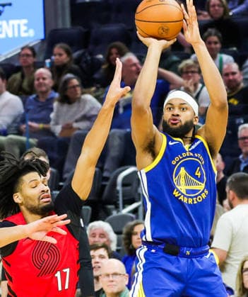 (260114) -- SAN FRANCISCO, Jan. 14, 2026 -- Golden State Warriors Moses Moody (R) goes for a layup during the 2025-2026 NBA, Basketball Herren, USA regular season basketball game between Golden State Warriors and Portland Trail Blazers in San Francisco, the United States, Jan. 13, 2026. (Photo by Xinhua) (SP)U.S.-SAN FRANCISCO-BASKETBALL-NBA-WARRIORS VS BLAZERS DongxXudong 