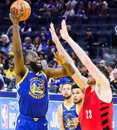 (260114) -- SAN FRANCISCO, Jan. 14, 2026 -- Golden State Warriors Draymood Green (L) competes during the 2025-2026 NBA, Basketball Herren, USA regular season basketball game between Golden State Warriors and Portland Trail Blazers in San Francisco, the United States, Jan. 13, 2026. (Photo by Xinhua) (SP)U.S.-SAN FRANCISCO-BASKETBALL-NBA-WARRIORS VS BLAZERS DongxXudong 
