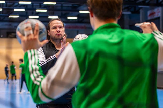 Nikolas Katsigiannis TSV Hannover Burgdorf, Goalkeeping Coach f l , Training start TSV Hannover Burgdorf 13 01 2026, Hannover, GER , Copyright: xJanxGuentherx xTSVxHannover-Burgdorfx