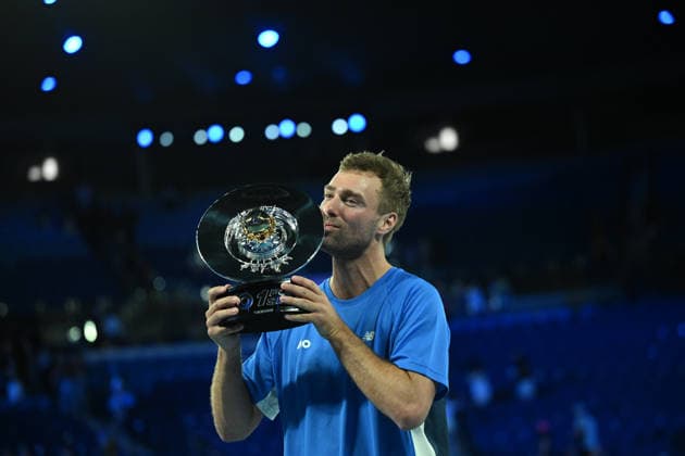 TENNIS AO 1 POINT SLAM, Jordan Smith of New South Wales kisses the trophy after defeating Joanna Garland of Taiwan to win the 1 Point Slam event during the Australian Open Opening Week at Rod Laver Arena in Melbourne, Victoria, Wednesday, January 14, 2026. ( NO ARCHIVING, EDITORIAL USE ONLY Melbourne Victoria Australia  Copyright: xJamesxRossx 20260114199600019024