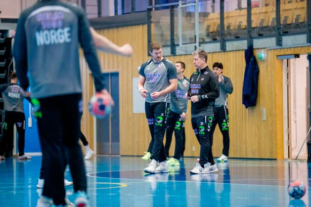 Handball European Championship Bekkestua 20260114 Vetle Ronningen and national team manager Jonas Wille at the handball boys training in Nadderud arena before the European Handball Championship matches Photo Stian Lysberg Solum NTB Bekkestua Norway EDITORIAL USE ONLY RESTRICTED USE FOR BETTING COMPANIES  Copyright: xStianxLysbergxSolumx xNTBx