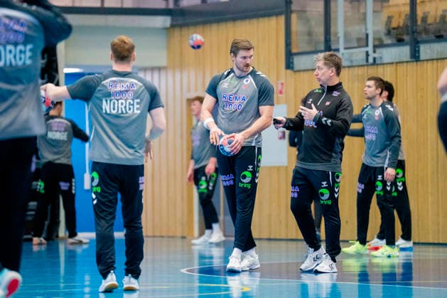 Handball European Championship Bekkestua 20260114 Vetle Ronningen and national team manager Jonas Wille at the handball boys training in Nadderud arena before the European Handball Championship matches Photo Stian Lysberg Solum NTB Bekkestua Norway EDITORIAL USE ONLY RESTRICTED USE FOR BETTING COMPANIES  Copyright: xStianxLysbergxSolumx xNTBx