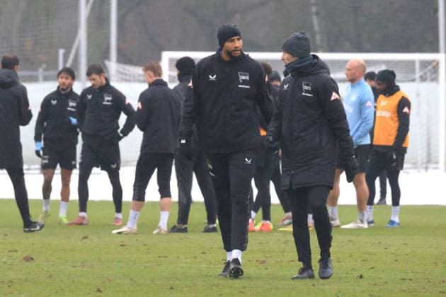 DEU, DFL, 2 FBL Hertha BSC, Training, 14 01 2026, Sportforum, Berlin, DEU, DFL, 2 FBL Hertha BSC, Training, im Bild John Anthony Brooks Hertha BSC Berlin 25 , Fitnesstrainer Hendrik Vieth Hertha BSC DFL regulations prohibit any use of Photographs as image sequences and or quasi video nordphotoxGmbHx xEngler nph00076