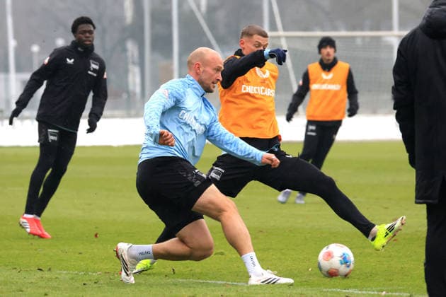 DEU, DFL, 2 FBL Hertha BSC, Training, 14 01 2026, Sportforum, Berlin, DEU, DFL, 2 FBL Hertha BSC, Training, im Bild Toni Leistner Hertha BSC Berlin 37 , Michael Cuisance Hertha BSC Berlin 10 DFL regulations prohibit any use of Photographs as image sequences and or quasi video nordphotoxGmbHx xEngler nph00076