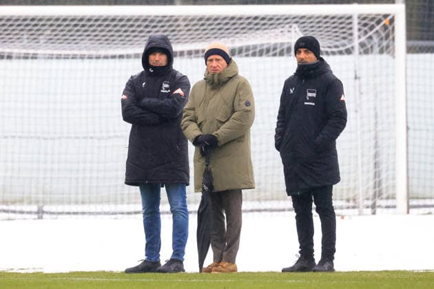 DEU, DFL, 2 FBL Hertha BSC, Training, 14 01 2026, Sportforum, Berlin, DEU, DFL, 2 FBL Hertha BSC, Training, im Bild Benjamin Weber Sportdirektor, Hertha BSC Berlin , Dr Peter Goerlich Geschaeftsfuehrung, Leiter Teammanagement Sami Allagui Hertha BSC DFL regulations prohibit any use of Photographs as image sequences and or quasi video nordphotoxGmbHx xEngler nph00076