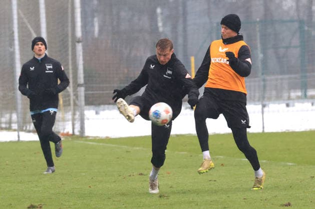 DEU, DFL, 2 FBL Hertha BSC, Training, 14 01 2026, Sportforum, Berlin, DEU, DFL, 2 FBL Hertha BSC, Training, im Bild Julian Eitschberger Hertha BSC Berlin 2 , Luca Schuler Hertha BSC Berlin 18 DFL regulations prohibit any use of Photographs as image sequences and or quasi video nordphotoxGmbHx xEngler nph00076