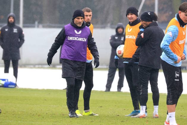 DEU, DFL, 2 FBL Hertha BSC, Training, 14 01 2026, Sportforum, Berlin, DEU, DFL, 2 FBL Hertha BSC, Training, im Bild Cheftrainer Stefan Leitl Hertha BSC Berlin , Hertha Spielerkreis DFL regulations prohibit any use of Photographs as image sequences and or quasi video nordphotoxGmbHx xEngler nph00076