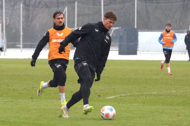 DEU, DFL, 2 FBL Hertha BSC, Training, 14 01 2026, Sportforum, Berlin, DEU, DFL, 2 FBL Hertha BSC, Training, im Bild Sebastian Groenning Hertha BSC Berlin 17 , Michal Karbownik Hertha BSC Berlin 33 DFL regulations prohibit any use of Photographs as image sequences and or quasi video nordphotoxGmbHx xEngler nph00076