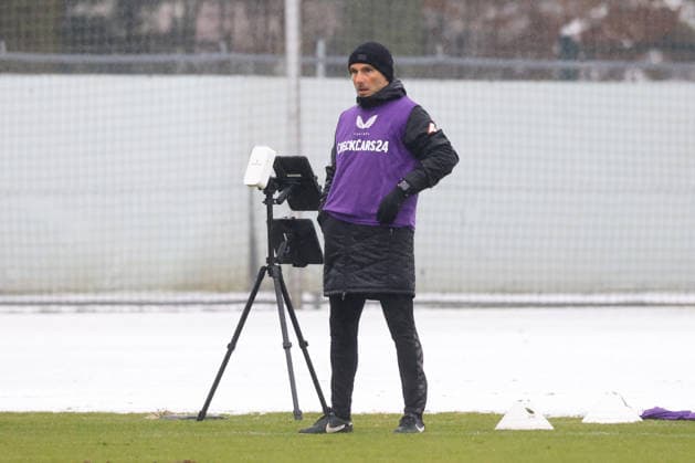 DEU, DFL, 2 FBL Hertha BSC, Training, 14 01 2026, Sportforum, Berlin, DEU, DFL, 2 FBL Hertha BSC, Training, im Bild Cheftrainer Stefan Leitl Hertha BSC Berlin mit lila Leibchen DFL regulations prohibit any use of Photographs as image sequences and or quasi video nordphotoxGmbHx xEngler nph00076