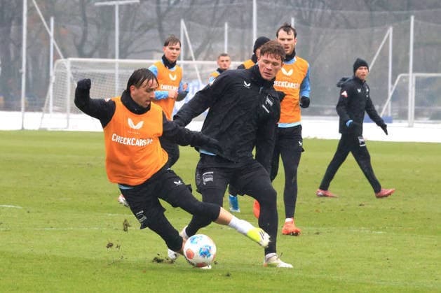 DEU, DFL, 2 FBL Hertha BSC, Training, 14 01 2026, Sportforum, Berlin, DEU, DFL, 2 FBL Hertha BSC, Training, im Bild Michal Karbownik Hertha BSC Berlin 33 , Sebastian Groenning Hertha BSC Berlin 17 DFL regulations prohibit any use of Photographs as image sequences and or quasi video nordphotoxGmbHx xEngler nph00076