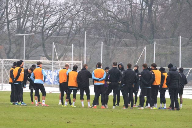 DEU, DFL, 2 FBL Hertha BSC, Training, 14 01 2026, Sportforum, Berlin, DEU, DFL, 2 FBL Hertha BSC, Training, im Bild Cheftrainer Stefan Leitl Hertha BSC Berlin , Hertha Spielerkreis DFL regulations prohibit any use of Photographs as image sequences and or quasi video nordphotoxGmbHx xEngler nph00076