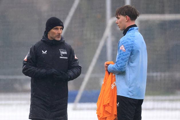 DEU, DFL, 2 FBL Hertha BSC, Training, 14 01 2026, Sportforum, Berlin, DEU, DFL, 2 FBL Hertha BSC, Training, im Bild Cheftrainer Stefan Leitl Hertha BSC Berlin , Kennet Eichhorn Hertha BSC Berlin 23 DFL regulations prohibit any use of Photographs as image sequences and or quasi video nordphotoxGmbHx xEngler nph00076