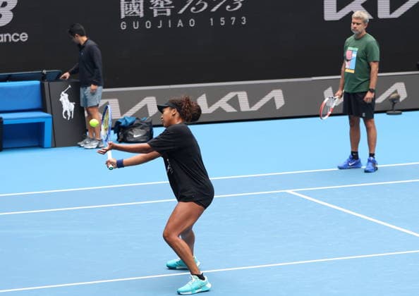 TENIS AUSTRALIAN OPEN 2026 14012026 N Z NAOMI OSAKA I TOMASZ WIKTOROWSKI PODCZAS TRENINGU PRZED AUSTRALIAN OPEN W MELBOURNE MARCIN CHOLEWINSKI NEWSPIX.PL TENIS AUSTRALIAN OPEN 2026 14012026 NAOMI OSAKA AND TOMASZ WIKTOROWSKI DURING PRACTICE SESSION BEFORE AUSTRALIAN OPEN IN MELBOURNE NEWSPIX.PL --- newspix.pl 