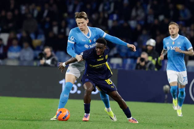 SSC Napoli vs Parma Napoli s Scottish midfielder Scott McTominay challenges for the ball with Parma™s Belgian midfielder Mandela Keita during the Serie A football match between SSC Napoli and Parma at the Diego Armando Maradona Stadium in Naples, January 14, 2026. _BPH0443 Copyright: xAntonioxBalascox