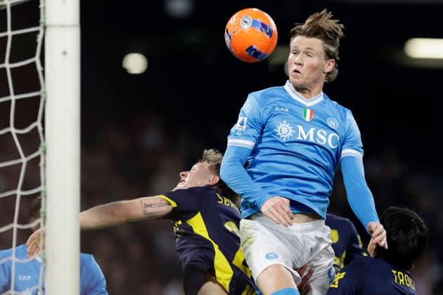 SSC Napoli vs Parma Napoli s Scottish midfielder Scott McTominay challenges for the ball with Parma™s Danish midfielder Oliver Sorensen during the Serie A football match between SSC Napoli and Parma at the Diego Armando Maradona Stadium in Naples, January 14, 2026. _BPH0661 Copyright: xAntonioxBalascox