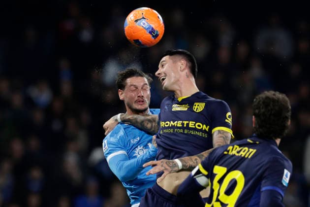 SSC Napoli vs Parma Napoli s Italian defender Pasquale Mazzocchi challenges for the ball with Parma s Argentinian defender Lautaro Valenti during the Serie A football match between SSC Napoli and Parma at the Diego Armando Maradona Stadium in Naples, January 14, 2026. _BPH0986 Copyright: xAntonioxBalascox